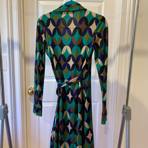 Retro print, multi-color wrap dress.  Polyester.  Size 6 - Picture 5 of 6